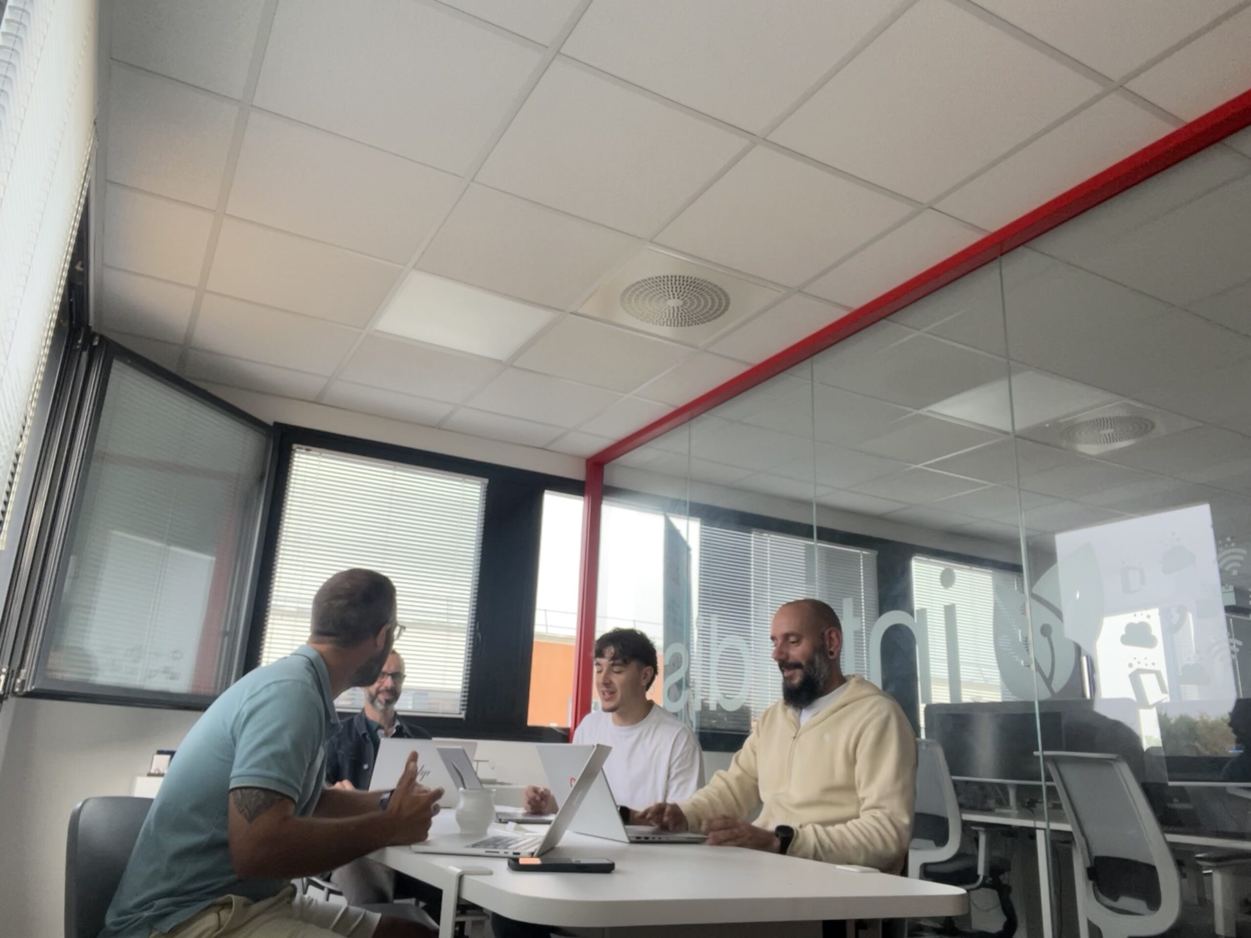 Technicien Intuidis accompagnant une entreprise à Nantes