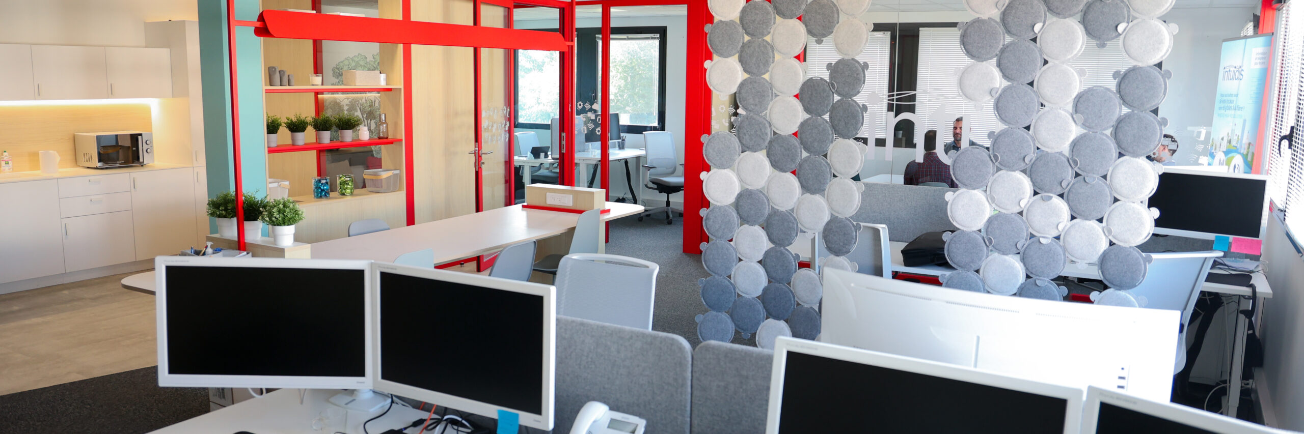 Les espaces de travail des bureaux Intuidis à Rezé